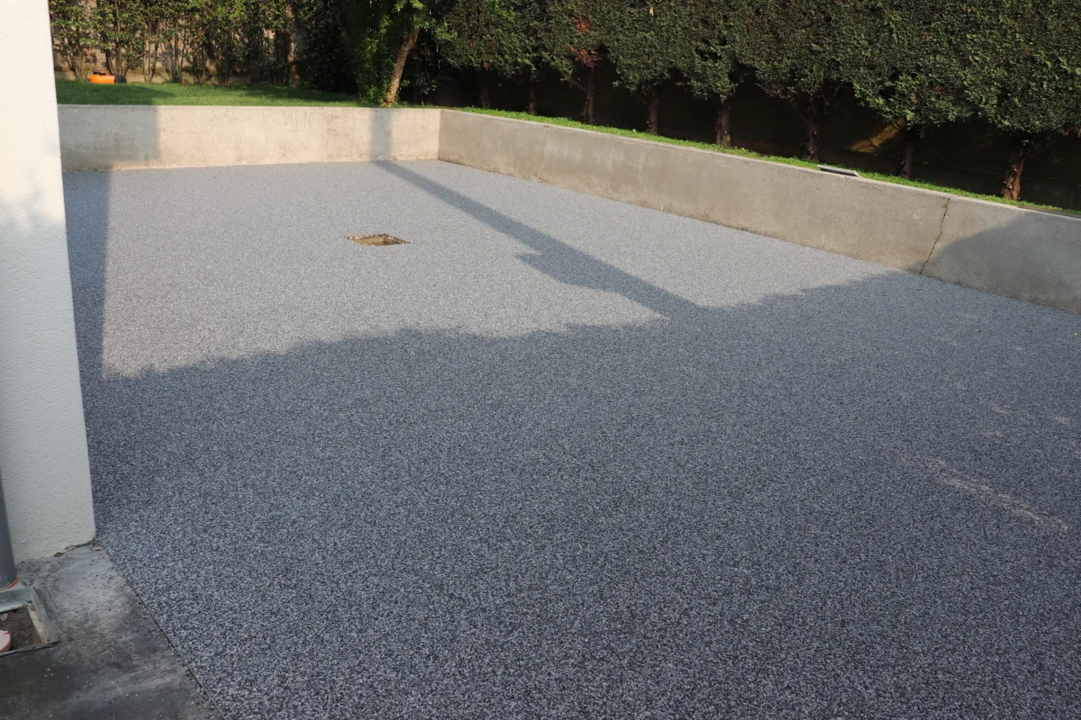 Pavimento drenante per esterno in resina e ciottolo