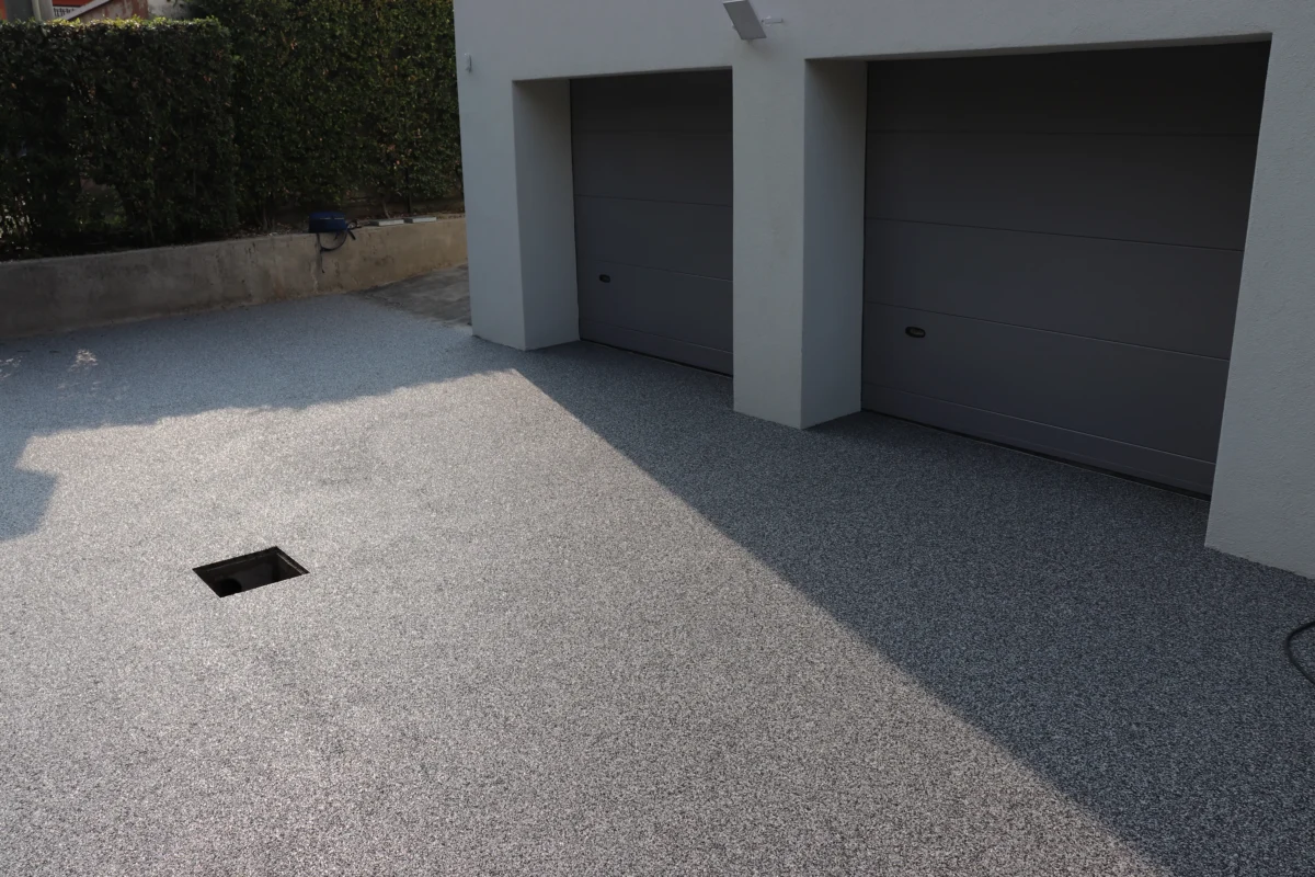 pavimento per esterno in resina e ghiaia